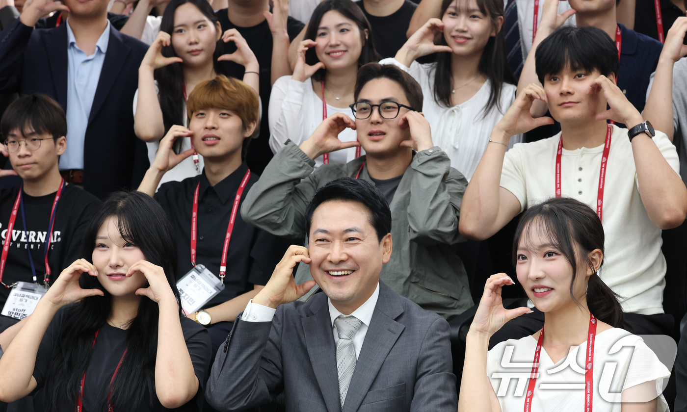 (서울=뉴스1) 오대일 기자 = 장동혁 국민의힘 대표가 13일 오후 서울 영등포구 중앙당사에서 열린 여의도연구원 청년정책리더 6기 수료식 및 정책제안서 전달식에서 청년 당원들과 기 …