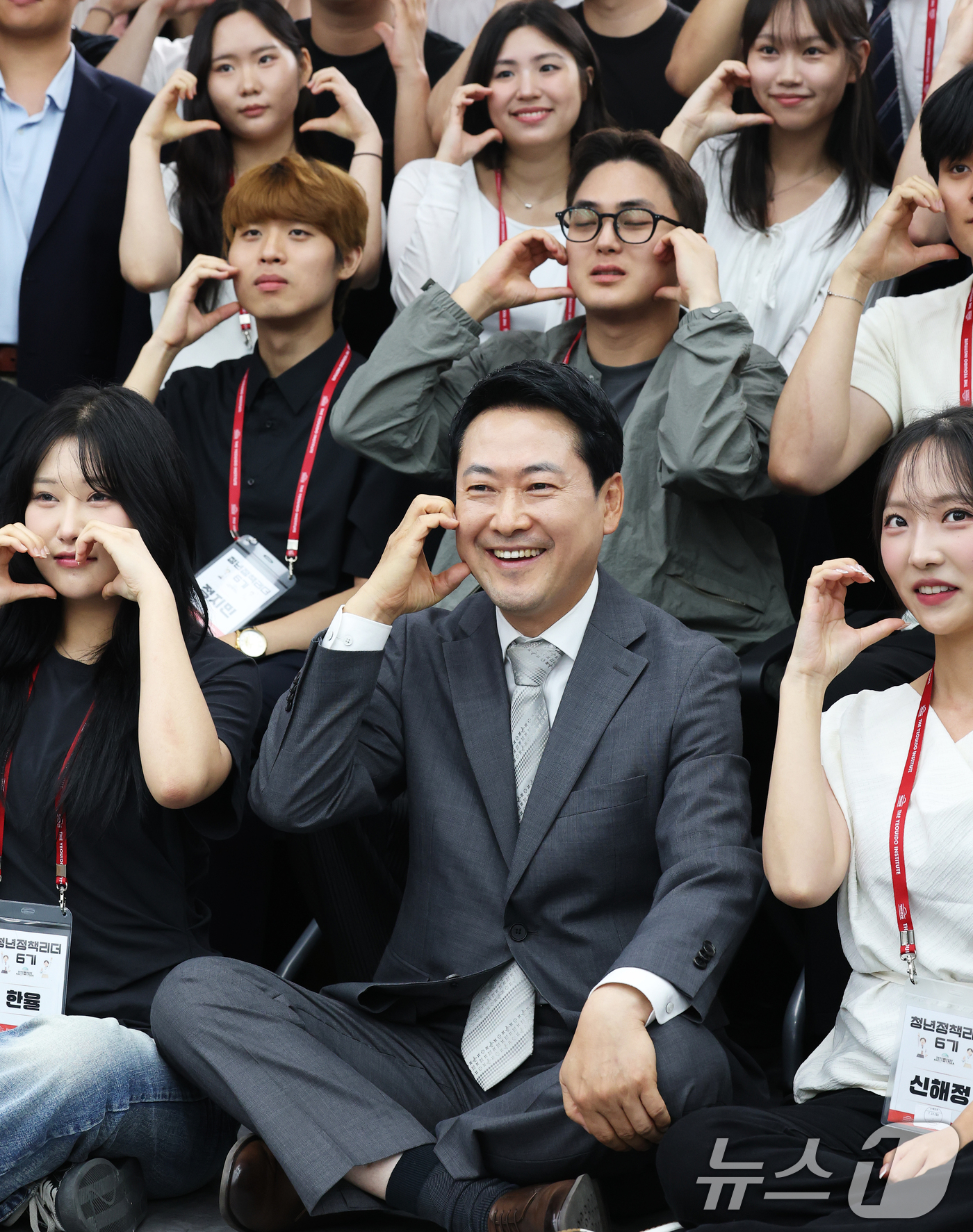 (서울=뉴스1) 오대일 기자 = 장동혁 국민의힘 대표가 13일 오후 서울 영등포구 중앙당사에서 열린 여의도연구원 청년정책리더 6기 수료식 및 정책제안서 전달식에서 청년 당원들과 기 …