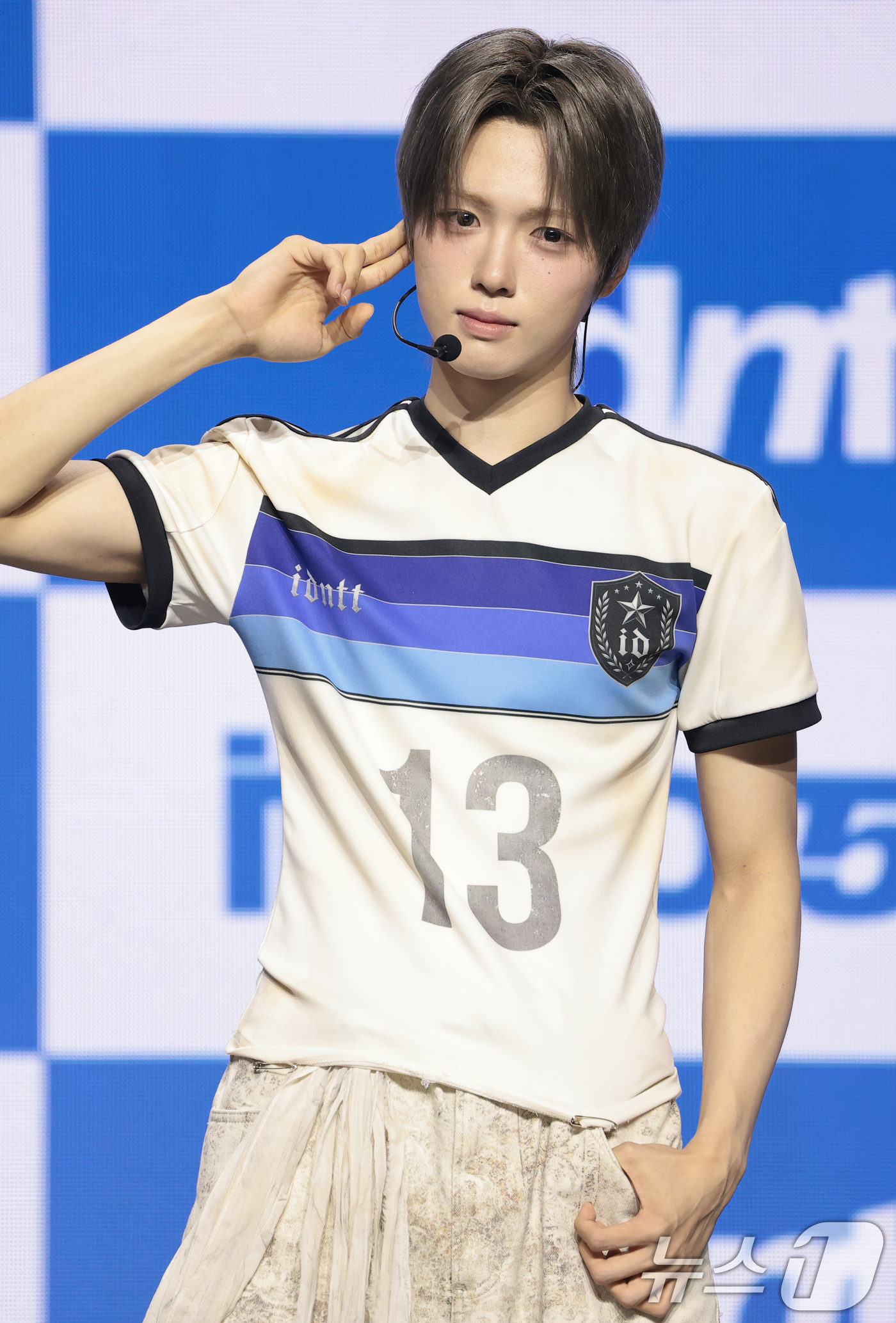 (서울=뉴스1) 권현진 기자 = 그룹 아이덴티티(idntt) 김성준이 13일 오후 서울 용산구 블루스퀘어에서 열린 세 번째 미니앨범 ‘잇츠 낫 오버(itsnot5ver)’ 발매 기 …