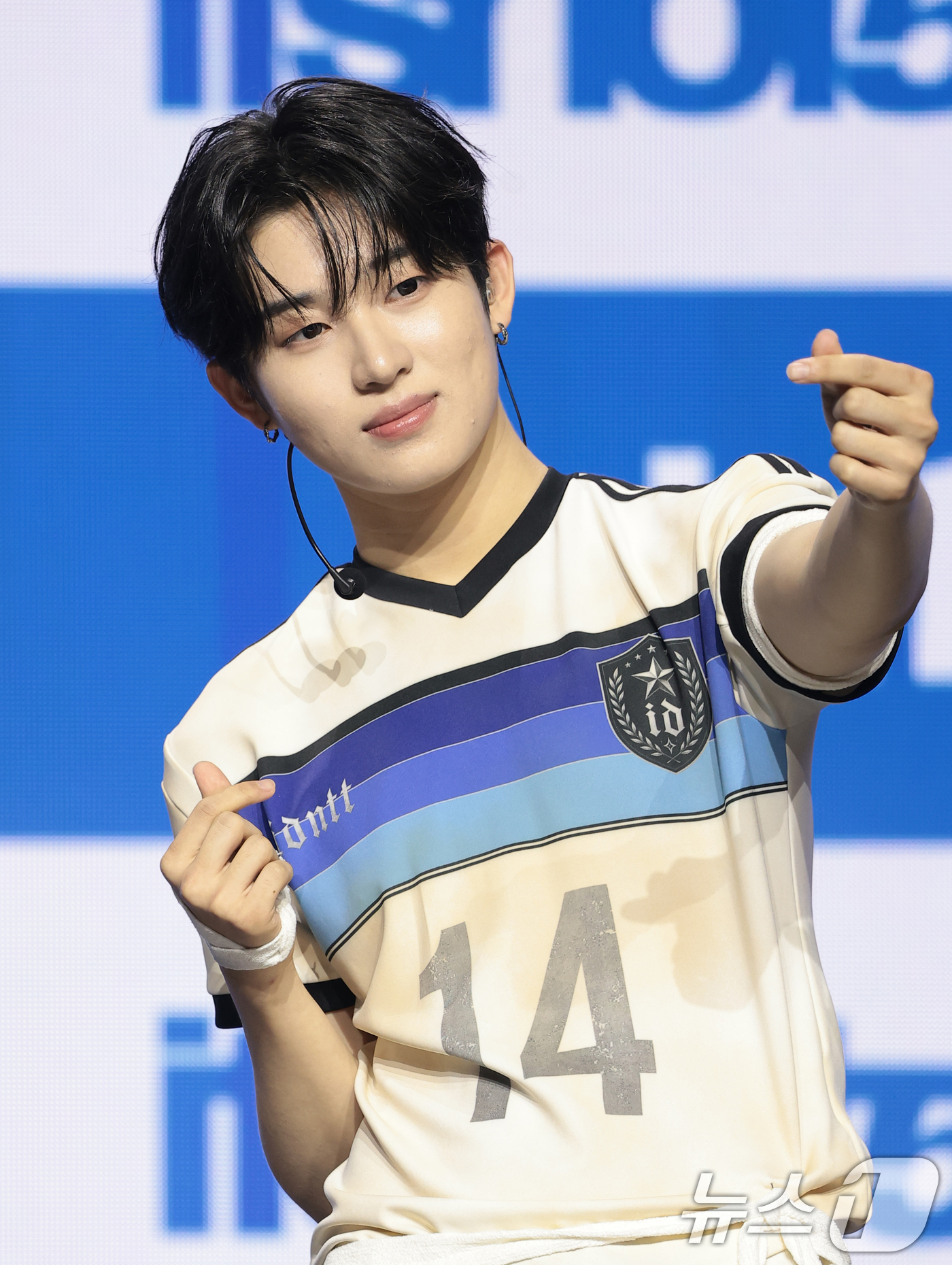 (서울=뉴스1) 권현진 기자 = 그룹 아이덴티티(idntt) 한예준이 13일 오후 서울 용산구 블루스퀘어에서 열린 세 번째 미니앨범 ‘잇츠 낫 오버(itsnot5ver)’ 발매 기 …