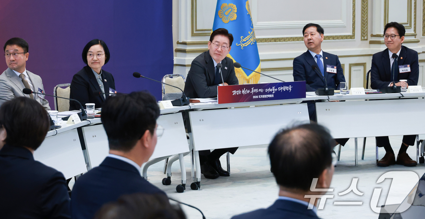 (서울=뉴스1) 허경 기자 = 이재명 대통령이 13일 청와대 영빈관에서 열린 2026년 국가재정전략회의에서 참석자들의 발언을 듣고 있다. 2026.7.13/뉴스1