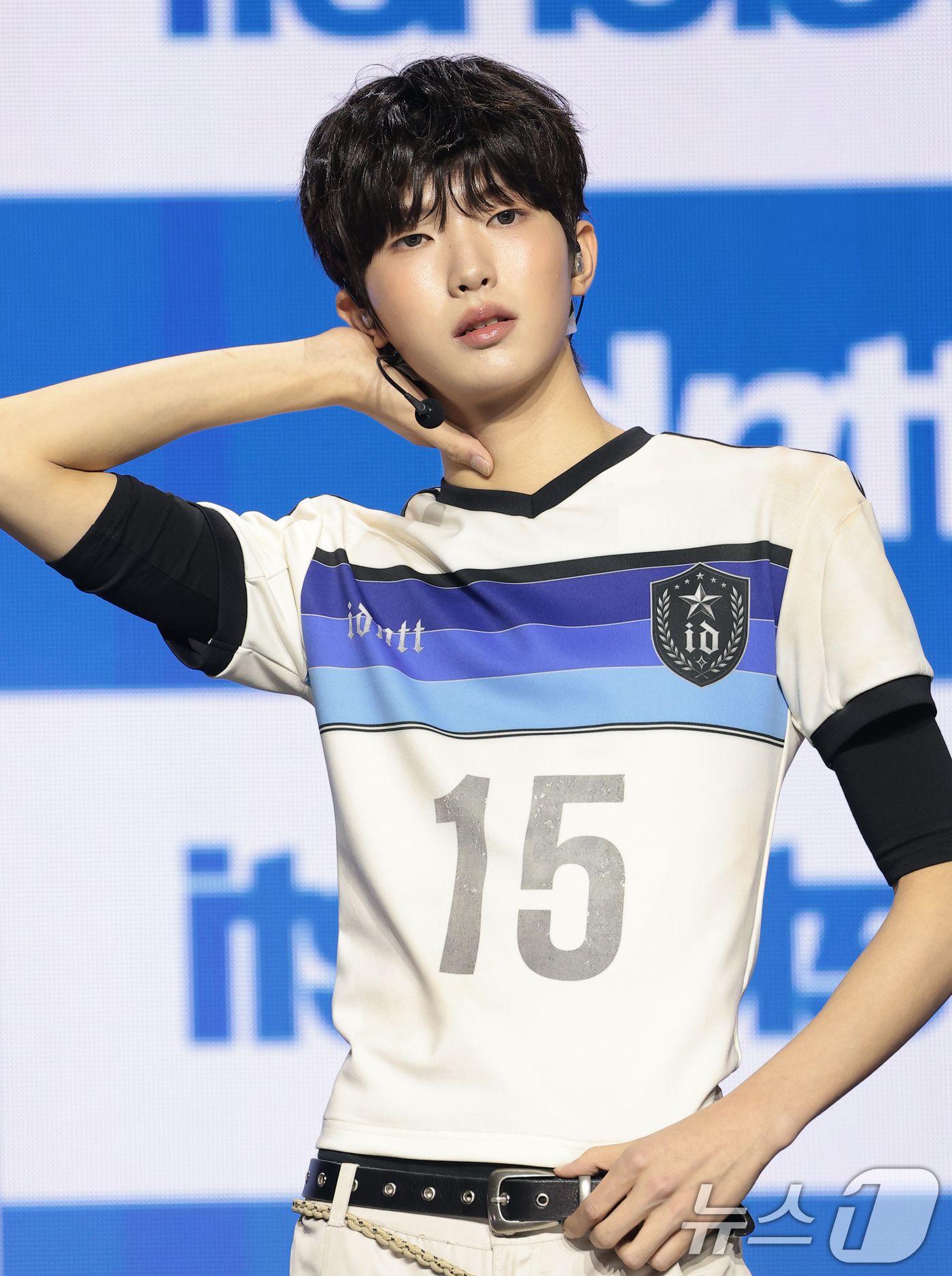 (서울=뉴스1) 권현진 기자 = 그룹 아이덴티티(idntt) 최경빈이 13일 오후 서울 용산구 블루스퀘어에서 열린 세 번째 미니앨범 ‘잇츠 낫 오버(itsnot5ver)’ 발매 기 …