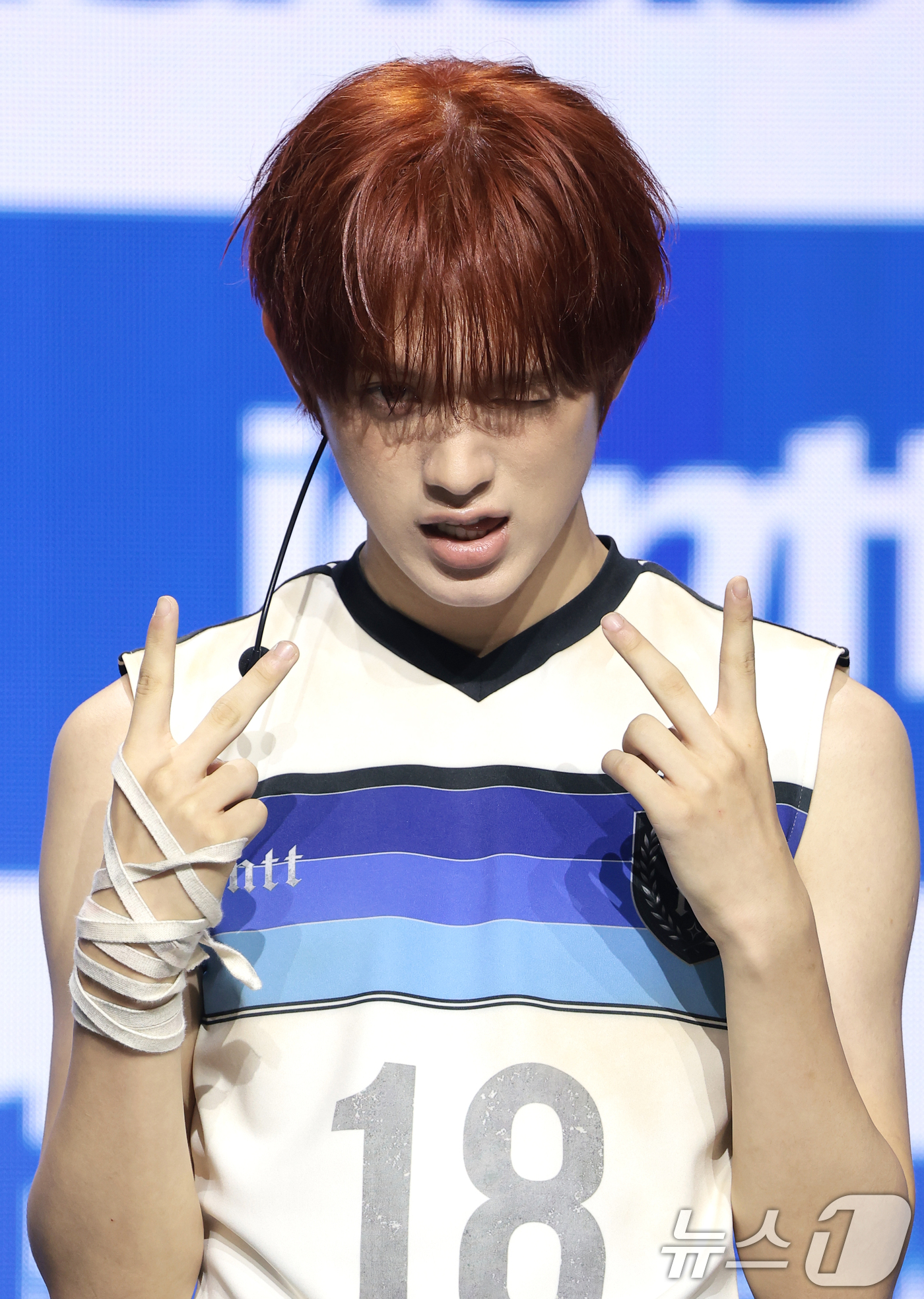 (서울=뉴스1) 권현진 기자 = 그룹 아이덴티티(idntt) 이주헌이 13일 오후 서울 용산구 블루스퀘어에서 열린 세 번째 미니앨범 ‘잇츠 낫 오버(itsnot5ver)’ 발매 기 …