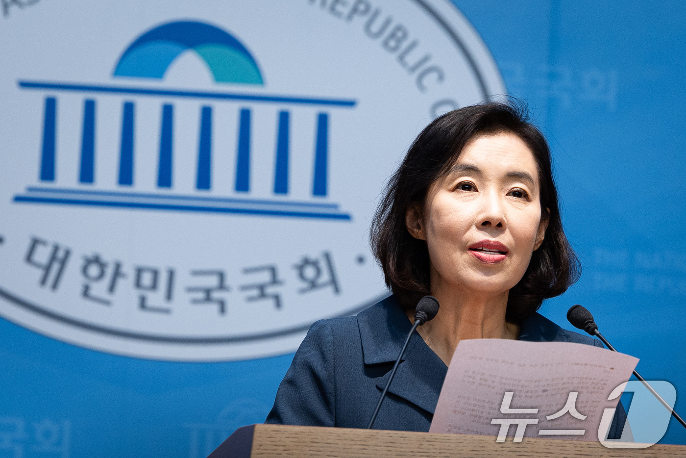 (서울=뉴스1) 유승관 기자 = 박경미 더불어민주당 대변인이 13일 서울 여의도 국회 소통관에서 윤석열 정치자금법 위반혐의 징역 2년 선고 관련 브리핑을 하고 있다. 2026.7. …