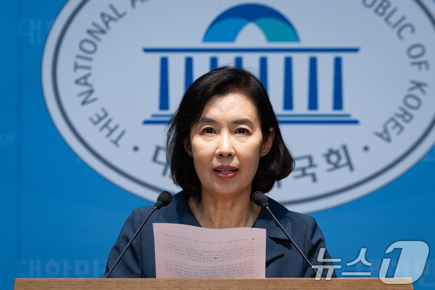 (서울=뉴스1) 유승관 기자 = 박경미 더불어민주당 대변인이 13일 서울 여의도 국회 소통관에서 윤석열 정치자금법 위반혐의 징역 2년 선고 관련 브리핑을 하고 있다. 2026.7. …