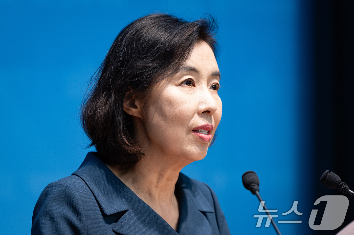 (서울=뉴스1) 유승관 기자 = 박경미 더불어민주당 대변인이 13일 서울 여의도 국회 소통관에서 윤석열 정치자금법 위반혐의 징역 2년 선고 관련 브리핑을 하고 있다. 2026.7. …
