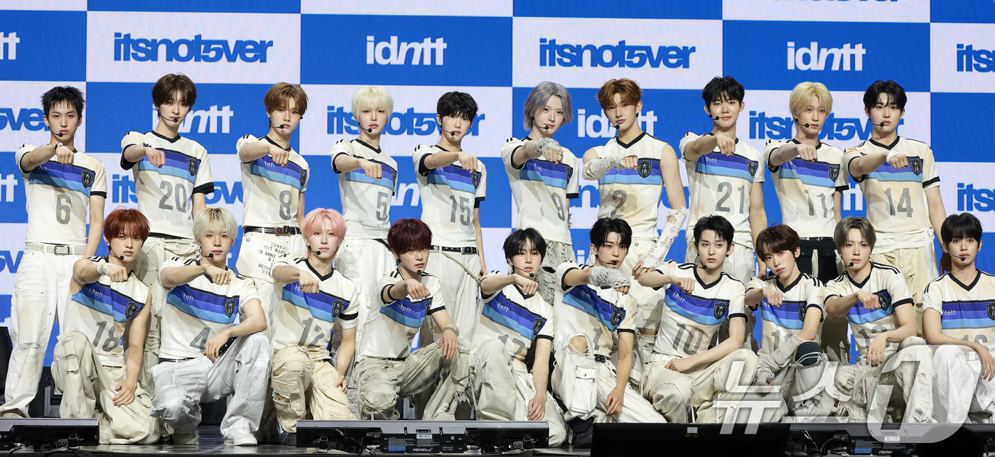 (서울=뉴스1) 권현진 기자 = 그룹 아이덴티티(idntt)가 13일 오후 서울 용산구 블루스퀘어에서 열린 세 번째 미니앨범 ‘잇츠 낫 오버(itsnot5ver)’ 발매 기념 쇼케 …
