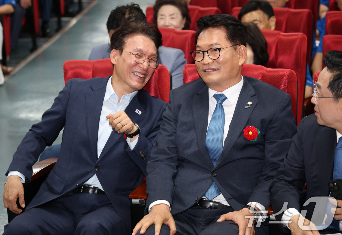 (성남=뉴스1) 김영운 기자 = 김민석(왼쪽), 송영길 더불어민주당 당대표 후보가 13일 경기 성남시 분당구 새마을운동중앙연수원에서 열린 더불어민주당 전국시·도당 노인 위원회협의회 …