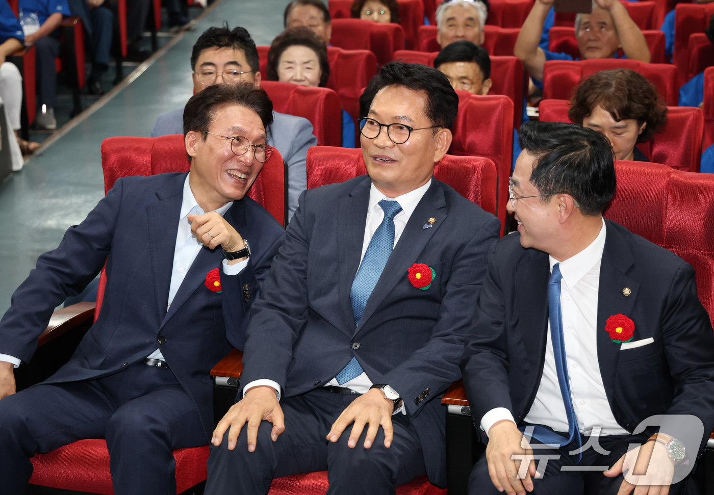 (성남=뉴스1) 김영운 기자 = 김민석(왼쪽부터)·송영길 더불어민주당 당대표 후보가 13일 경기 성남시 분당구 새마을운동중앙연수원에서 열린 더불어민주당 전국시·도당 노인 위원회협의 …