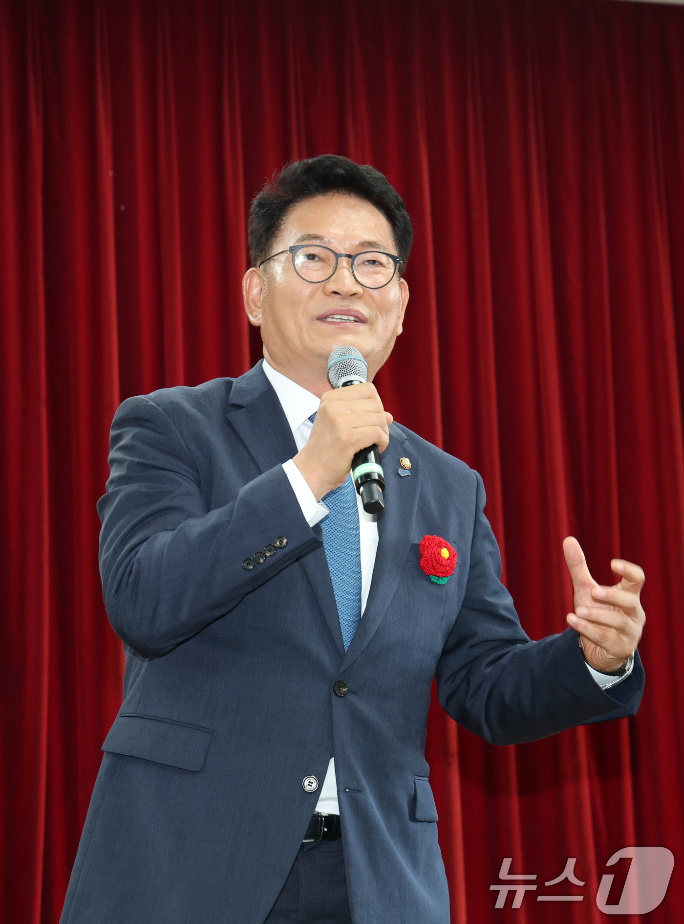 (성남=뉴스1) 김영운 기자 = 송영길 더불어민주당 당대표 후보가 13일 경기 성남시 분당구 새마을운동중앙연수원에서 열린 더불어민주당 전국시·도당 노인 위원회협의회 워크숍에서 인사 …