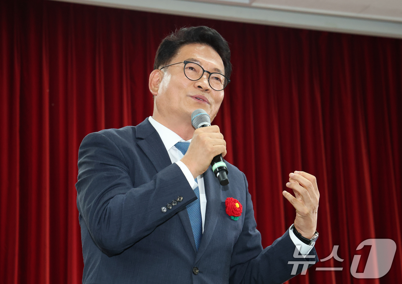 (성남=뉴스1) 김영운 기자 = 송영길 더불어민주당 당대표 후보가 13일 경기 성남시 분당구 새마을운동중앙연수원에서 열린 더불어민주당 전국시·도당 노인 위원회협의회 워크숍에서 인사 …