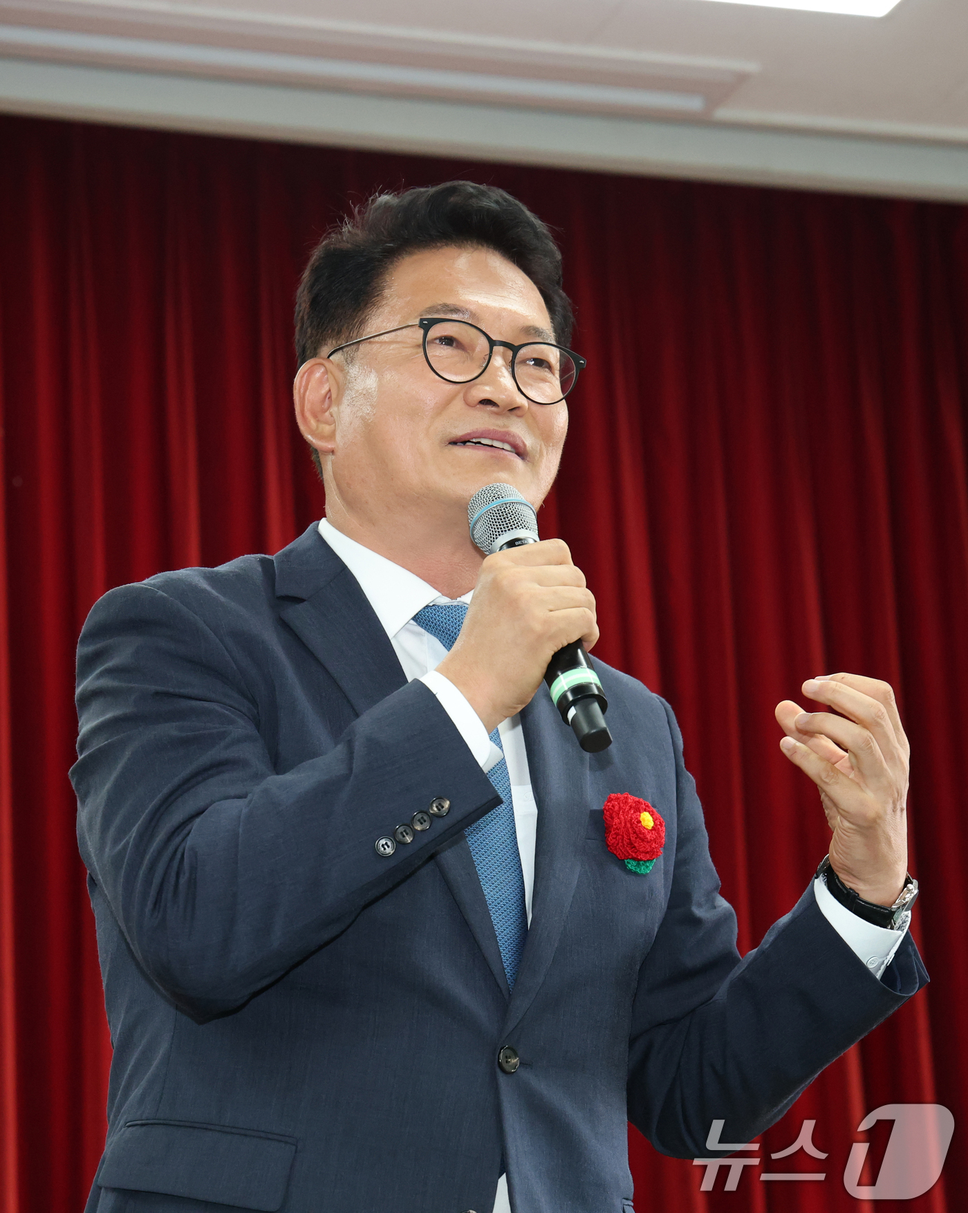 (성남=뉴스1) 김영운 기자 = 송영길 더불어민주당 당대표 후보가 13일 경기 성남시 분당구 새마을운동중앙연수원에서 열린 더불어민주당 전국시·도당 노인 위원회협의회 워크숍에서 인사 …