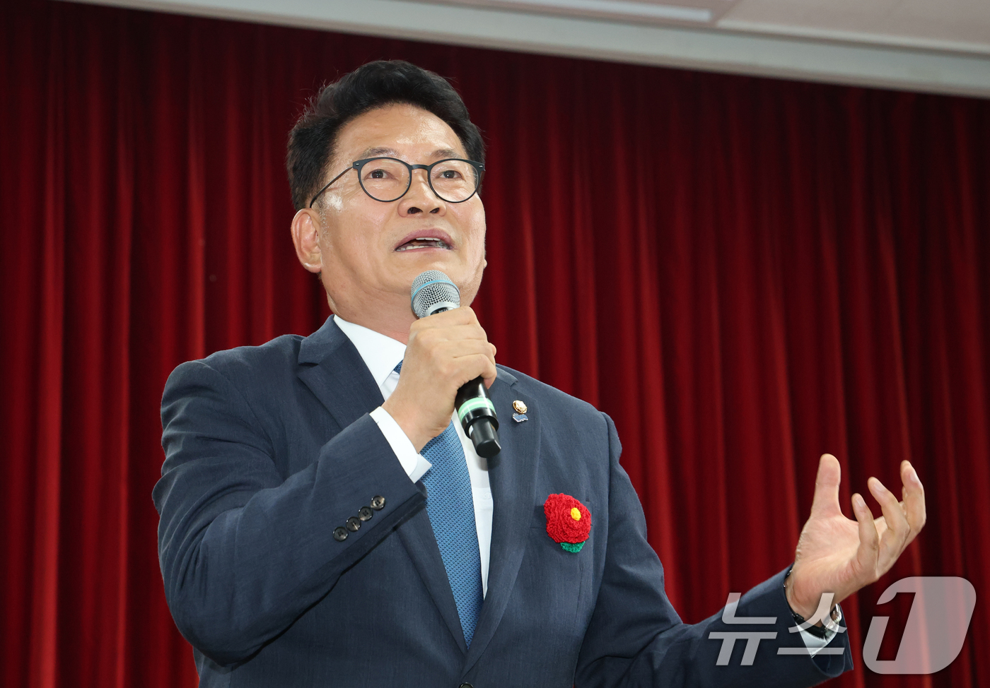 (성남=뉴스1) 김영운 기자 = 송영길 더불어민주당 당대표 후보가 13일 경기 성남시 분당구 새마을운동중앙연수원에서 열린 더불어민주당 전국시·도당 노인 위원회협의회 워크숍에서 인사 …