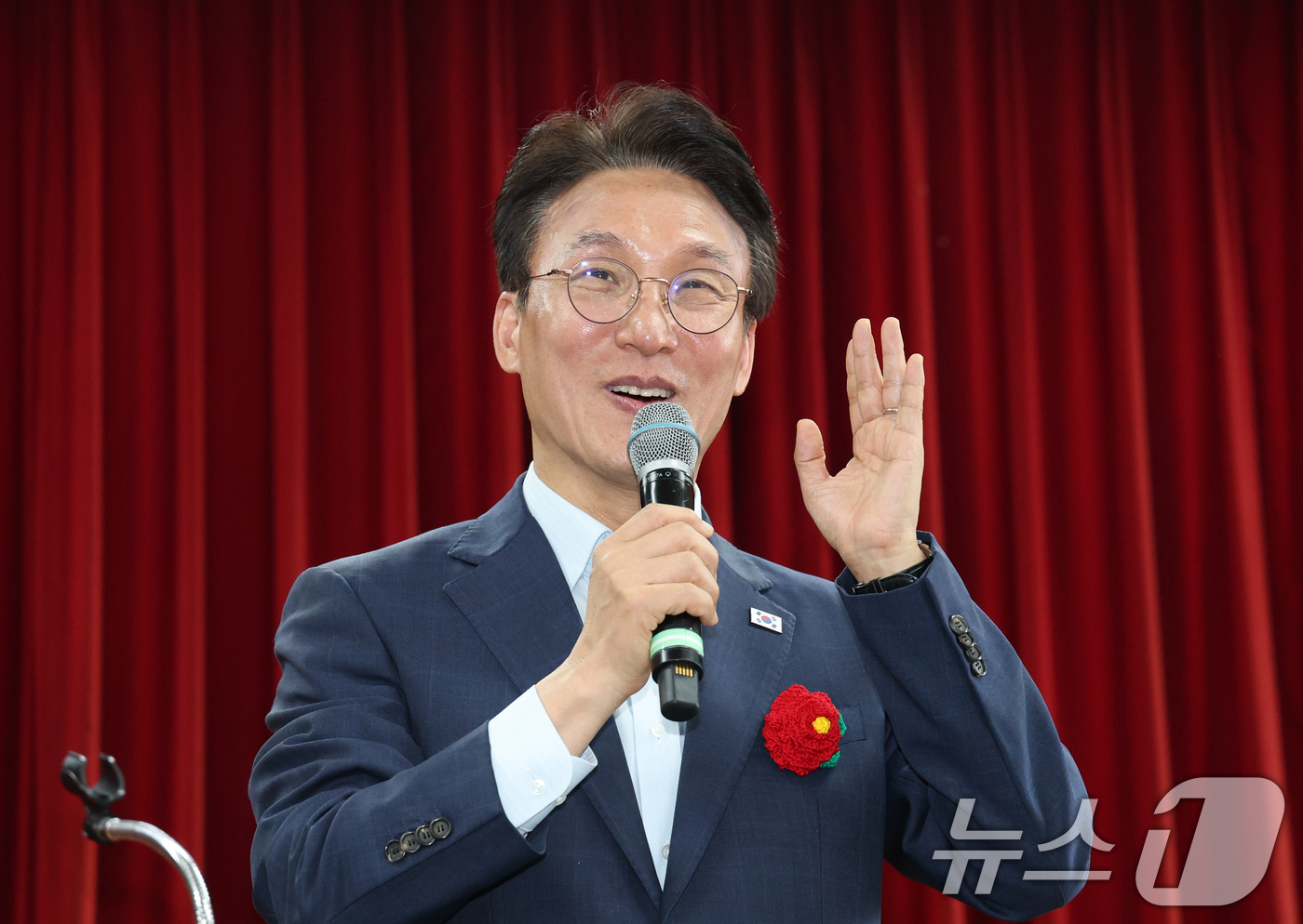 (성남=뉴스1) 김영운 기자 = 김민석 더불어민주당 당대표 후보가 13일 경기 성남시 분당구 새마을운동중앙연수원에서 열린 더불어민주당 전국시·도당 노인 위원회협의회 워크숍에서 인사 …