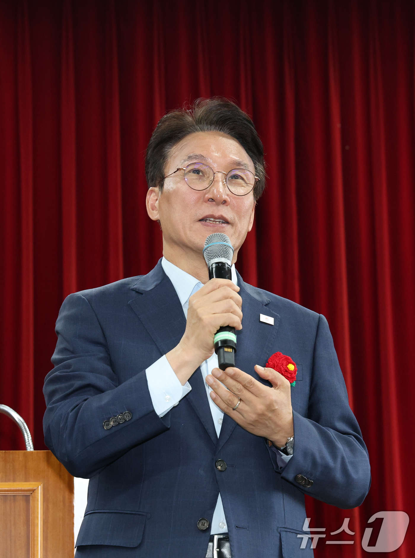 (성남=뉴스1) 김영운 기자 = 김민석 더불어민주당 당대표 후보가 13일 경기 성남시 분당구 새마을운동중앙연수원에서 열린 더불어민주당 전국시·도당 노인 위원회협의회 워크숍에서 인사 …