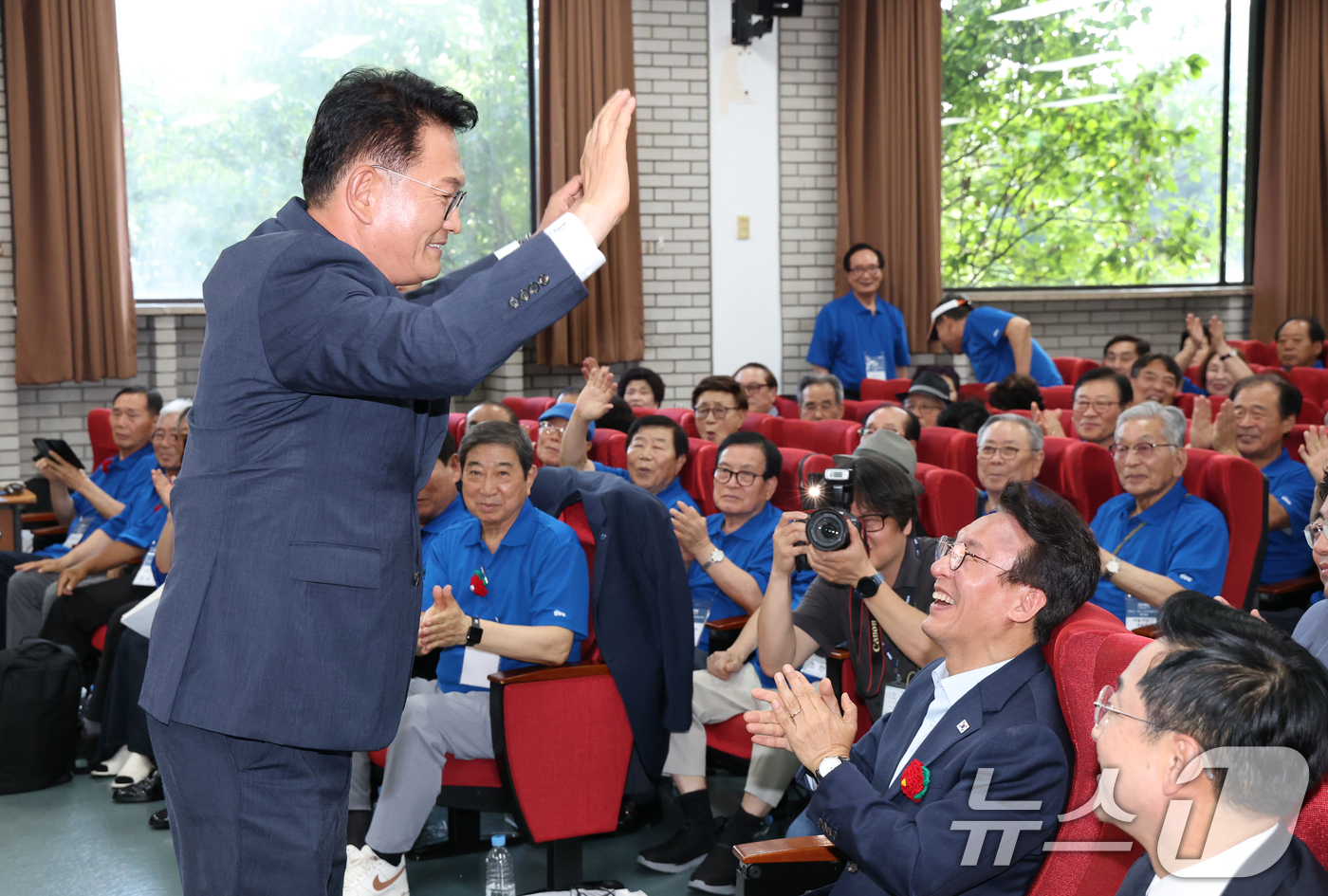 (성남=뉴스1) 김영운 기자 = 송영길 더불어민주당 당대표 후보가 13일 경기 성남시 분당구 새마을운동중앙연수원에서 열린 더불어민주당 전국시·도당 노인 위원회협의회 워크숍에서 인사 …
