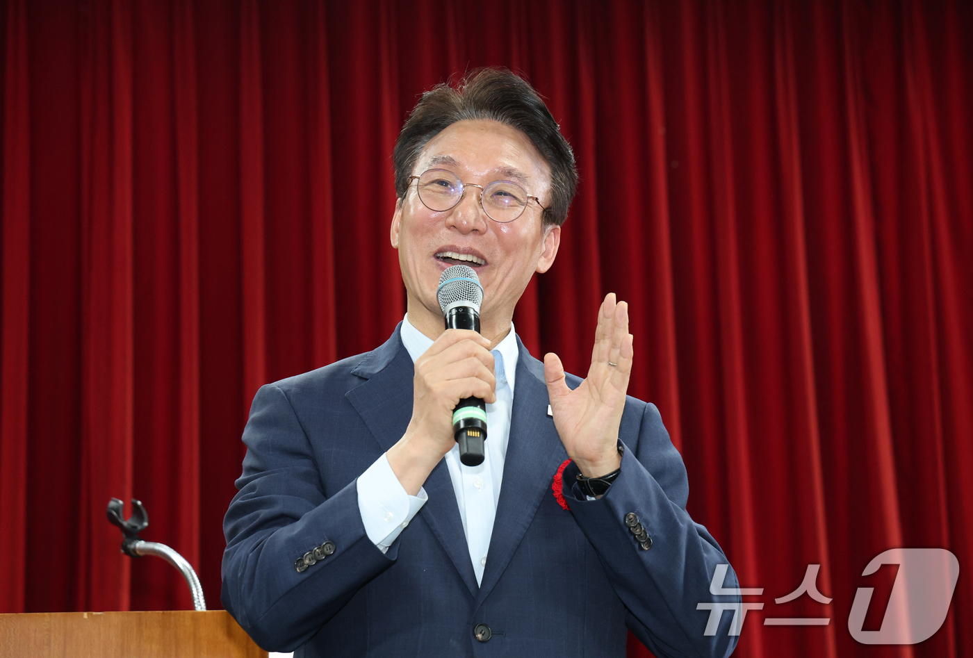 (성남=뉴스1) 김영운 기자 = 김민석 더불어민주당 당대표 후보가 13일 경기 성남시 분당구 새마을운동중앙연수원에서 열린 더불어민주당 전국시·도당 노인 위원회협의회 워크숍에서 인사 …