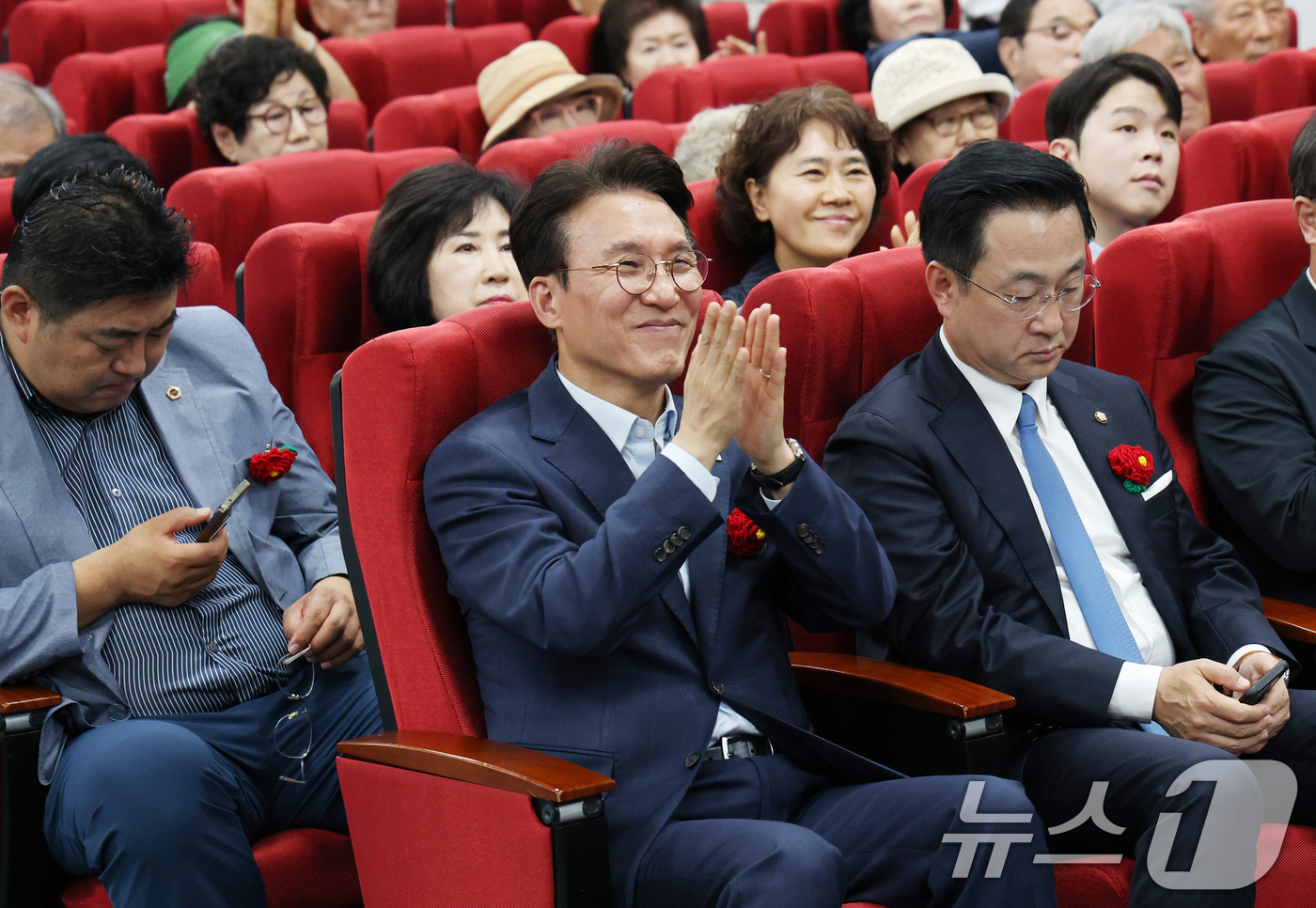 (성남=뉴스1) 김영운 기자 = 김민석 더불어민주당 당대표 후보가 13일 경기 성남시 분당구 새마을운동중앙연수원에서 열린 더불어민주당 전국시·도당 노인 위원회협의회 워크숍에 참석해 …