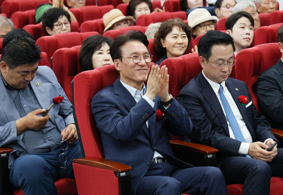 노인위원회 워크숍 참석한 김민석