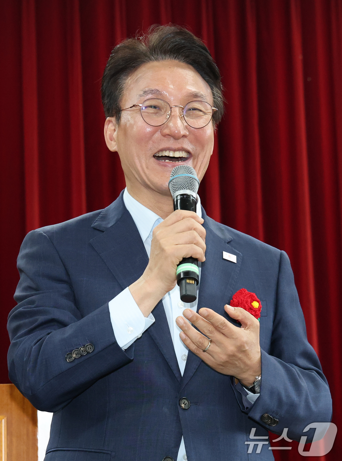 (성남=뉴스1) 김영운 기자 = 김민석 더불어민주당 당대표 후보가 13일 경기 성남시 분당구 새마을운동중앙연수원에서 열린 더불어민주당 전국시·도당 노인 위원회협의회 워크숍에서 인사 …