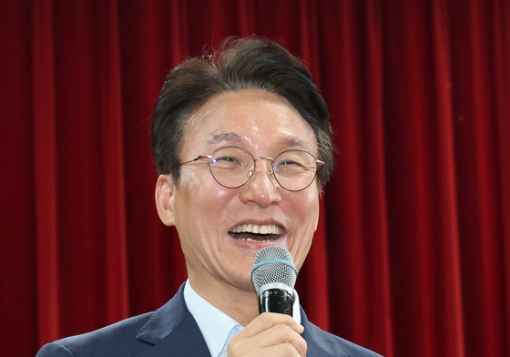 노인위원회 워크숍 참석해 인사말 하는 김민석