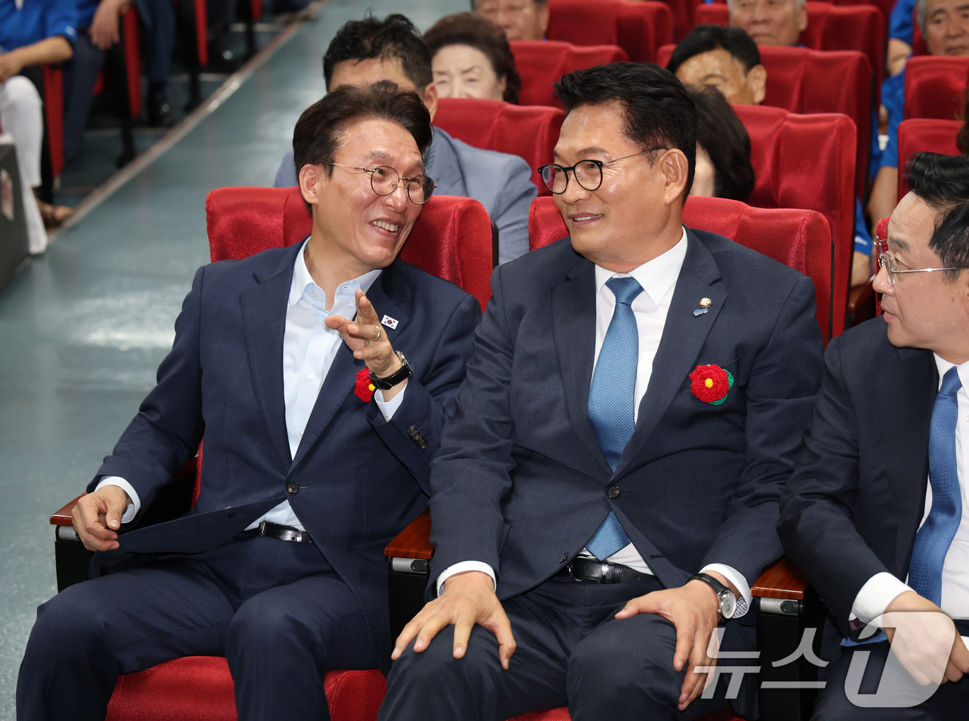 (성남=뉴스1) 김영운 기자 = 김민석(왼쪽)·송영길 더불어민주당 당대표 후보가 13일 경기 성남시 분당구 새마을운동중앙연수원에서 열린 더불어민주당 전국시·도당 노인 위원회협의회 …