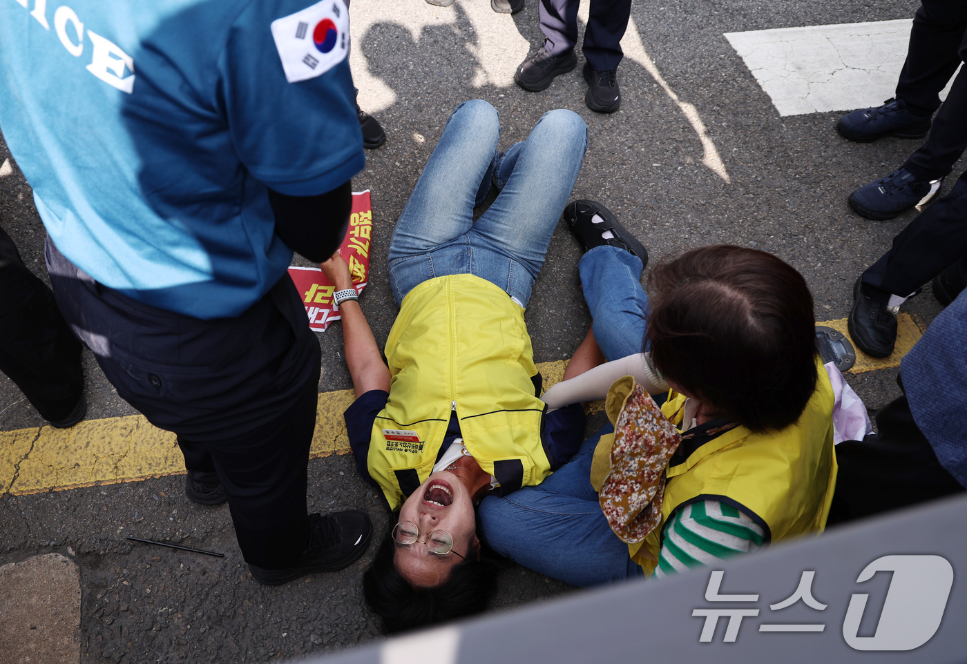 (서울=뉴스1) 구윤성 기자 = 안수용 마트산업노조 홈플러스지부장이 13일 오후 서울 종로구 청와대 인근에서 정부의 홈플러스 사태 해결을 촉구하고 있다.  2026.7.13/뉴스1 …