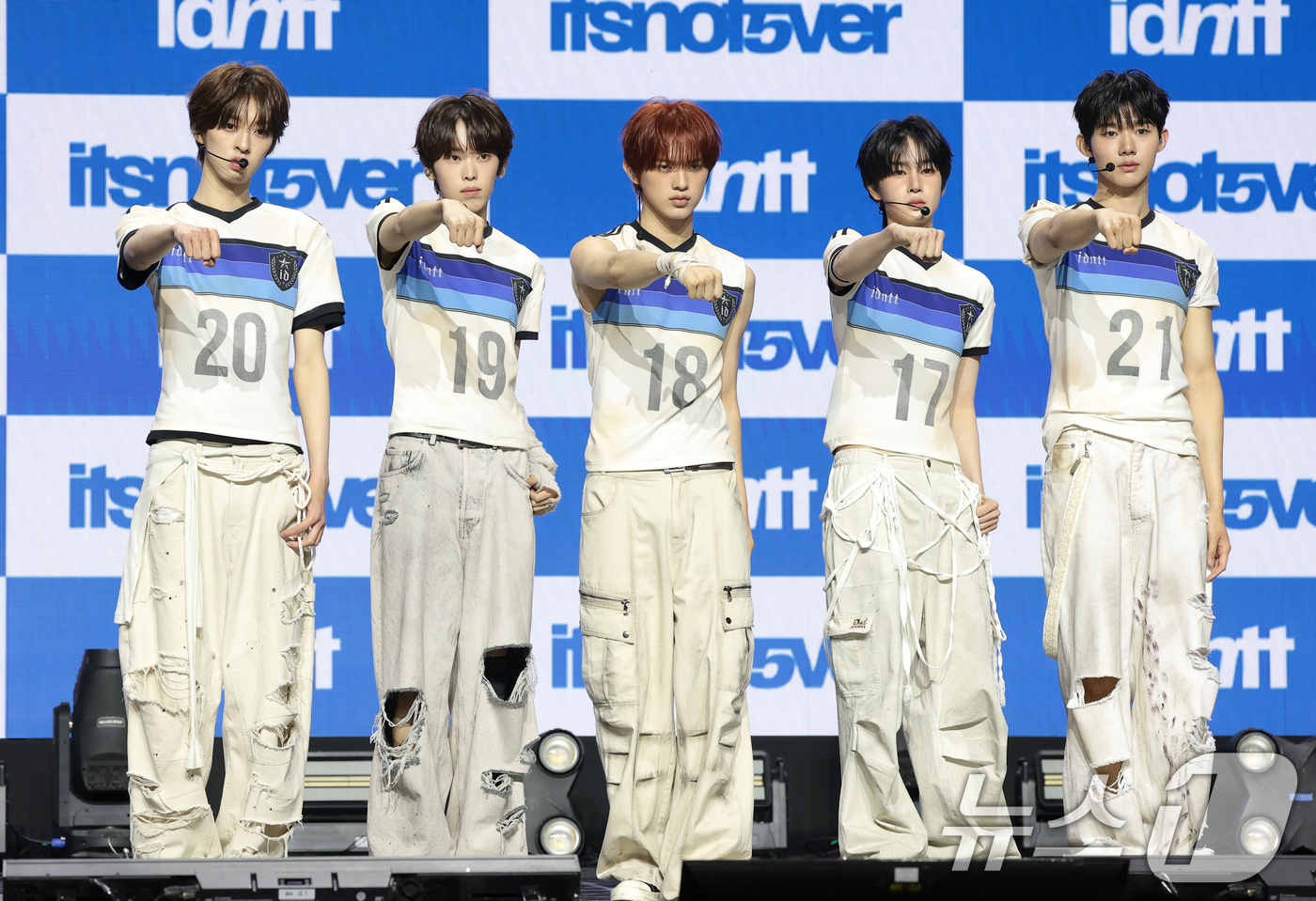 (서울=뉴스1) 권현진 기자 = 그룹 아이덴티티(idntt)의 유닛 itsnotover이 13일 오후 서울 용산구 블루스퀘어에서 열린 세 번째 미니앨범 ‘잇츠 낫 오버(itsnot …