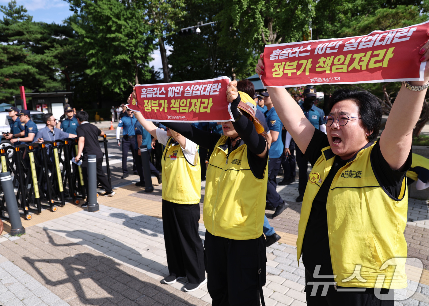(서울=뉴스1) 구윤성 기자 = 홈플러스 노동자들이 13일 오후 서울 종로구 청와대 인근에서 정부의 홈플러스 사태 해결을 촉구하고 있다.  2026.7.13/뉴스1