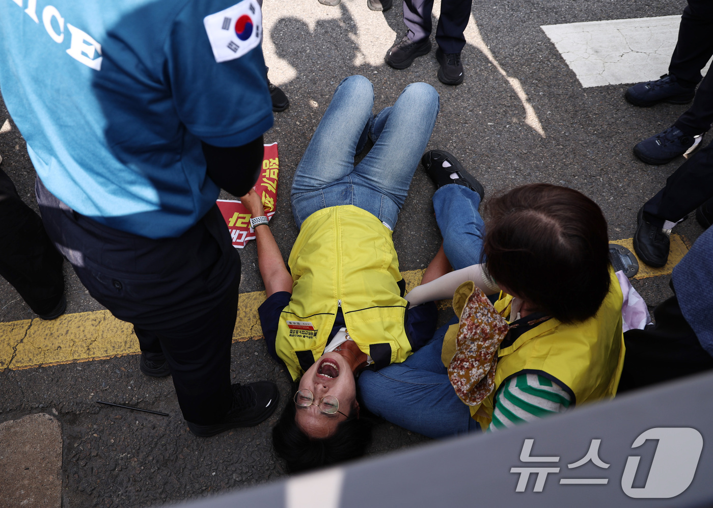 (서울=뉴스1) 구윤성 기자 = 안수용 마트산업노조 홈플러스지부장이 13일 오후 서울 종로구 청와대 인근에서 정부의 홈플러스 사태 해결을 촉구하고 있다. 2026.7.13/뉴스1