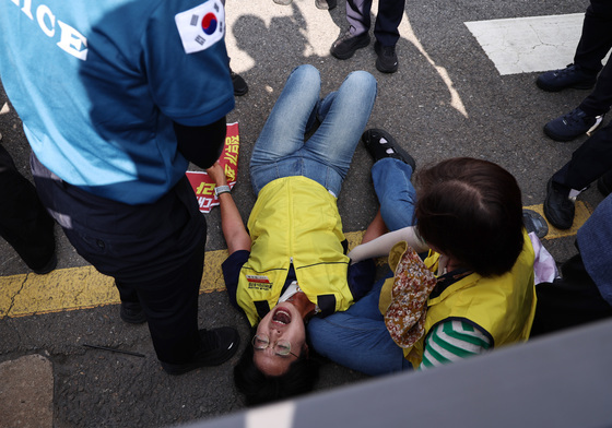 '홈플러스 기습 휴업'에 청와대 향한 노동자들…경찰 저지로 해산