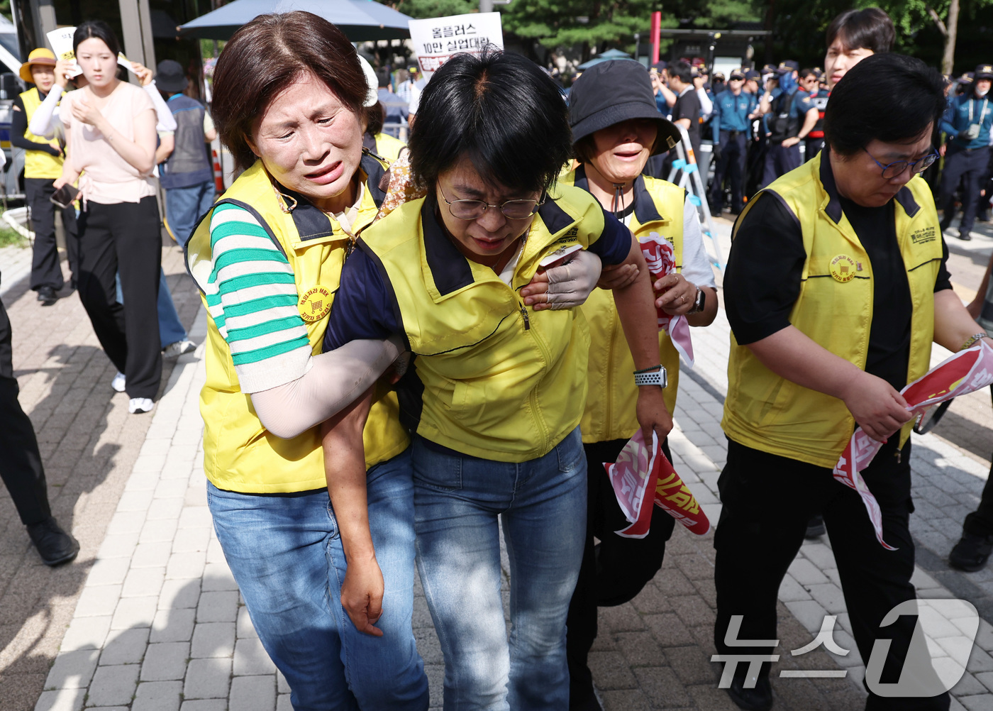 (서울=뉴스1) 구윤성 기자 = 안수용 마트산업노조 홈플러스지부장이 13일 오후 서울 종로구 청와대 인근에서 정부의 홈플러스 사태 해결을 촉구하는 시위를 벌인 뒤 안정을 취하고 있 …