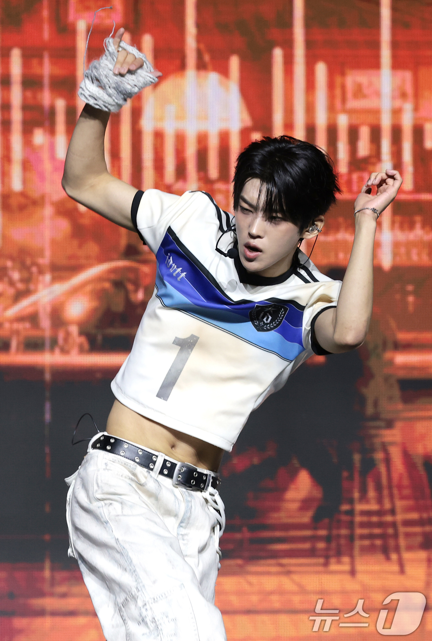 (서울=뉴스1) 권현진 기자 = 그룹 아이덴티티(idntt) 도훈이 13일 오후 서울 용산구 블루스퀘어에서 열린 세 번째 미니앨범 ‘잇츠 낫 오버(itsnot5ver)’ 발매 기념 …