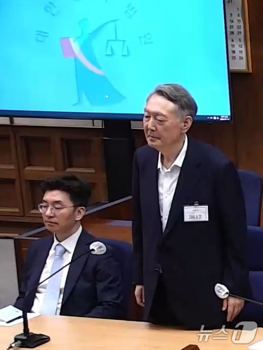 (서울=뉴스1) = 정치 브로커 명태균 씨로부터 무상으로 여론조사를 받은 혐의로 기소된 윤석열 전 대통령이 13일 서울 서초구 서울중앙지방법원에서 열린 1심 선고공판에서 선고 내용 …