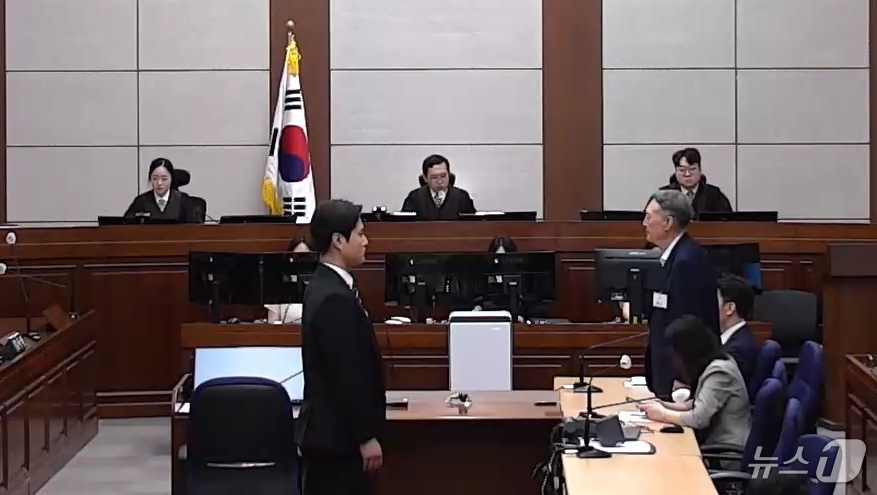 (서울=뉴스1) = 정치 브로커 명태균 씨로부터 무상으로 여론조사를 받은 혐의로 기소된 윤석열 전 대통령이 13일 서울 서초구 서울중앙지방법원에서 열린 1심 선고공판에서 선고 내용 …