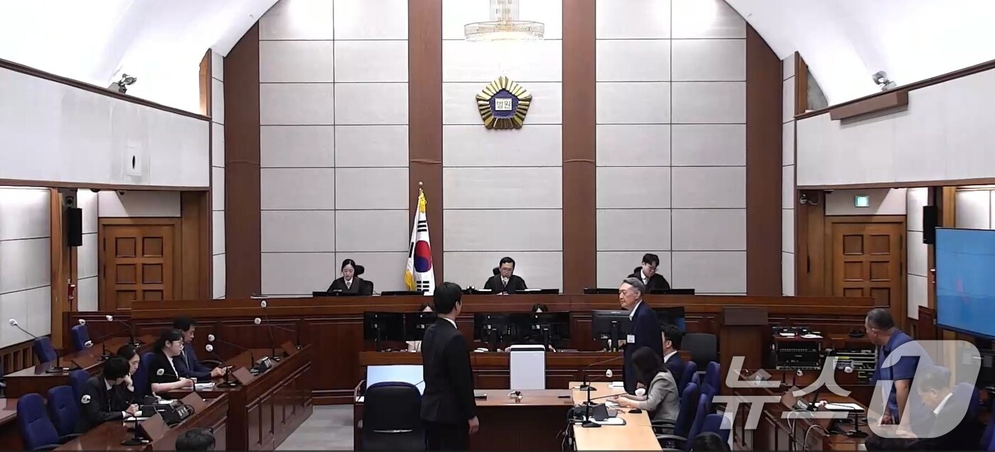 본문 이미지 - 정치 브로커 명태균 씨로부터 무상으로 여론조사를 받은 혐의로 기소된 윤석열 전 대통령이 13일 서울 서초구 서울중앙지방법원에서 열린 1심 선고공판에서 선고내용을 듣고 있다. (서울중앙지방법원 제공. 재판매 및 DB금지) 2026.7.13 ⓒ 뉴스1