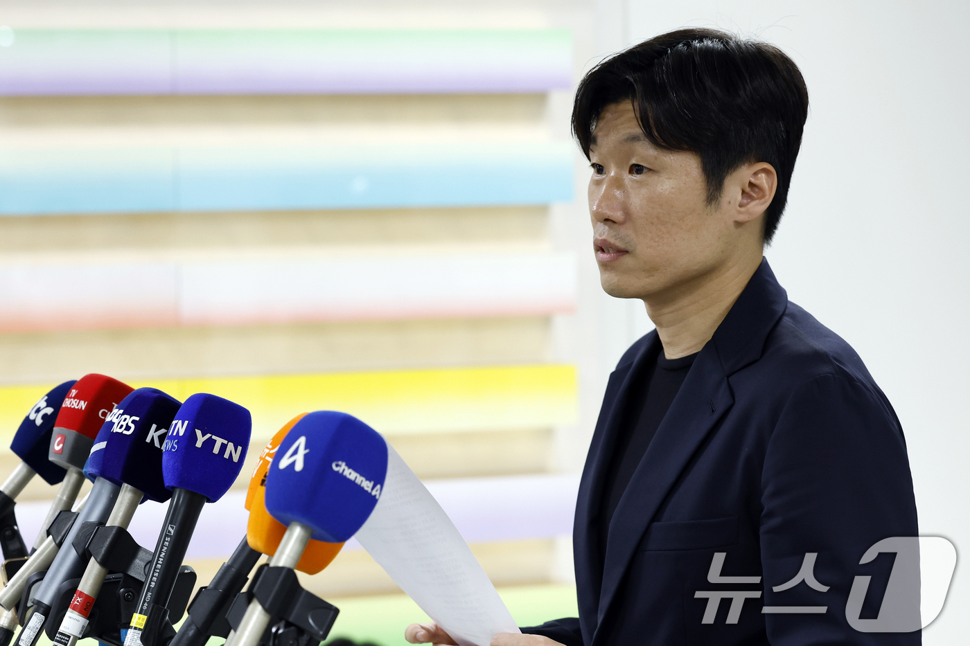 (서울=뉴스1) 박정호 기자 = 박지성 K-축구혁신위원회 공동위원장이 13일 오후 서울시 종로구 국립현대미술관 사무동에서 열린 K-축구 혁신위원회 2차 회의를 마친 뒤 브리핑을 하 …