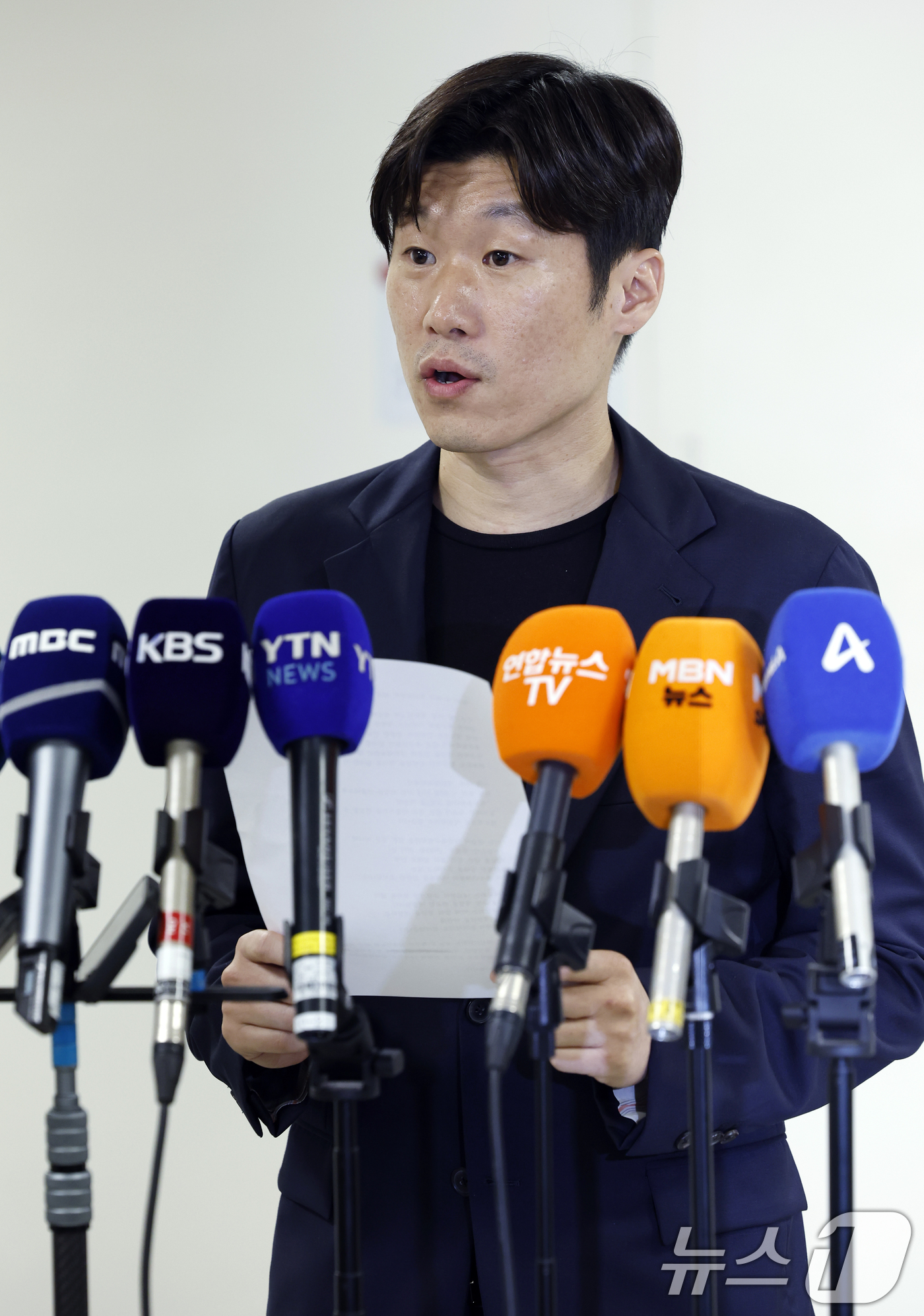(서울=뉴스1) 박정호 기자 = 박지성 K-축구혁신위원회 공동위원장이 13일 오후 서울시 종로구 국립현대미술관 사무동에서 열린 K-축구 혁신위원회 2차 회의를 마친 뒤 브리핑을 하 …