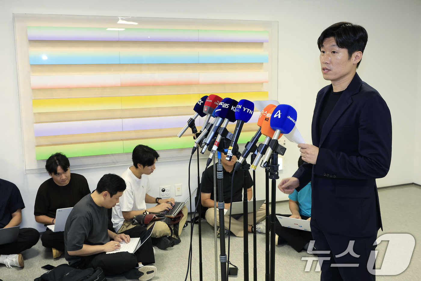 (서울=뉴스1) 박정호 기자 = 박지성 K-축구혁신위원회 공동위원장이 13일 오후 서울시 종로구 국립현대미술관 사무동에서 열린 K-축구 혁신위원회 2차 회의를 마친 뒤 브리핑을 하 …