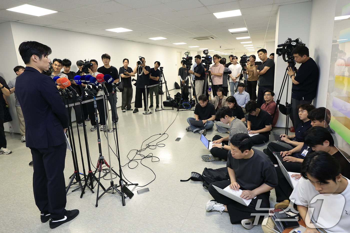 (서울=뉴스1) 박정호 기자 = 박지성 K-축구혁신위원회 공동위원장이 13일 오후 서울시 종로구 국립현대미술관 사무동에서 열린 K-축구 혁신위원회 2차 회의를 마친 뒤 브리핑을 하 …