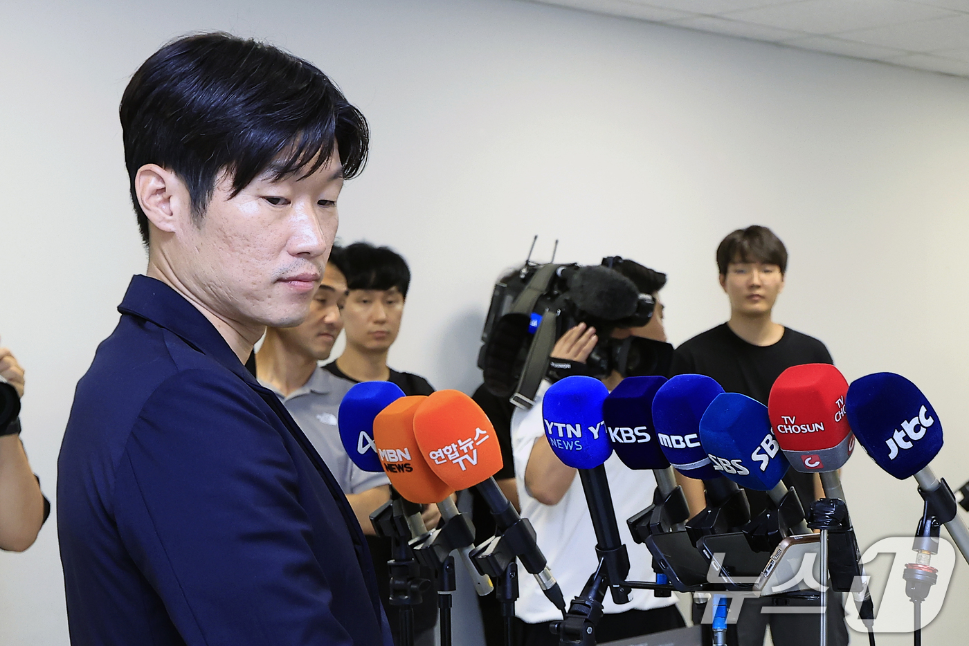 (서울=뉴스1) 박정호 기자 = 박지성 K-축구혁신위원회 공동위원장이 13일 오후 서울시 종로구 국립현대미술관 사무동에서 열린 K-축구 혁신위원회 2차 회의를 마친 뒤 취재진의 질 …