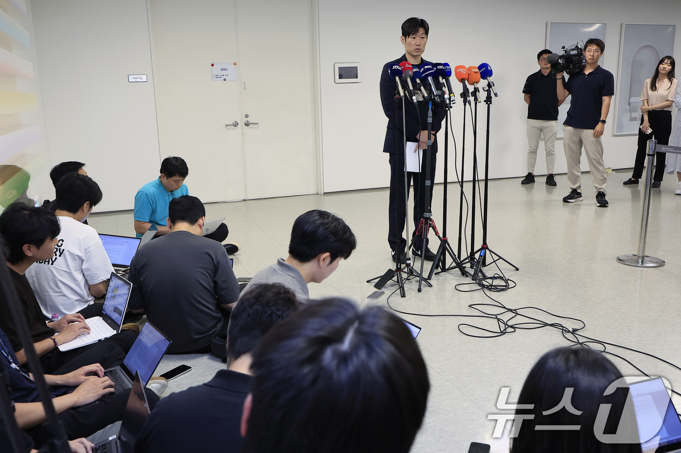 (서울=뉴스1) 박정호 기자 = 박지성 K-축구혁신위원회 공동위원장이 13일 오후 서울시 종로구 국립현대미술관 사무동에서 열린 K-축구 혁신위원회 2차 회의를 마친 뒤 브리핑을 하 …