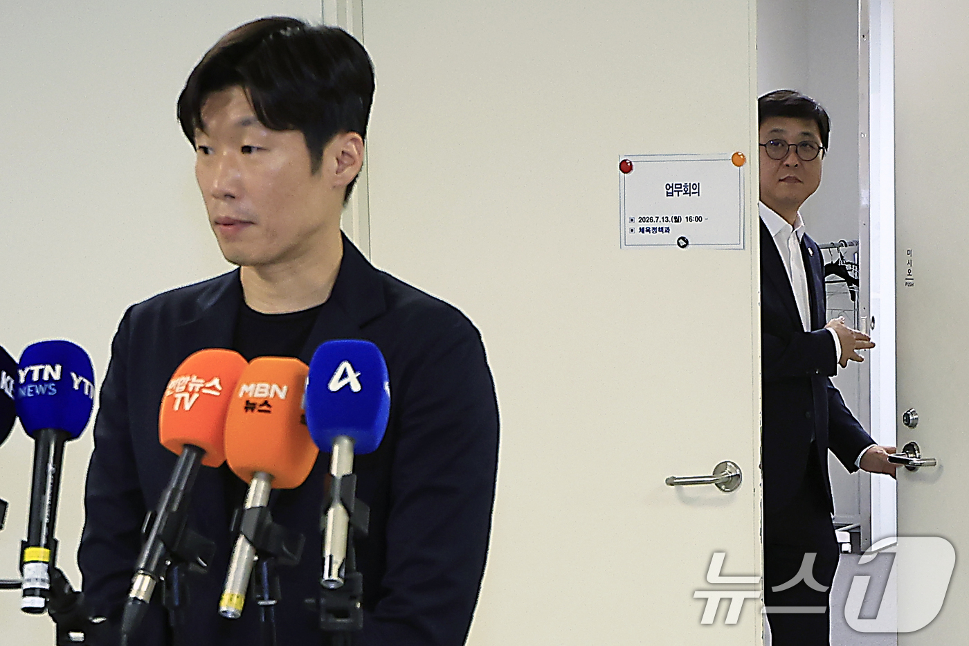 (서울=뉴스1) 박정호 기자 = 최휘영 문화체육관광부 장관이 13일 오후 서울시 종로구 국립현대미술관 사무동에서 열린 K-축구 혁신위원회 2차 회의를 마친 뒤 브리핑 중인 박지성 …