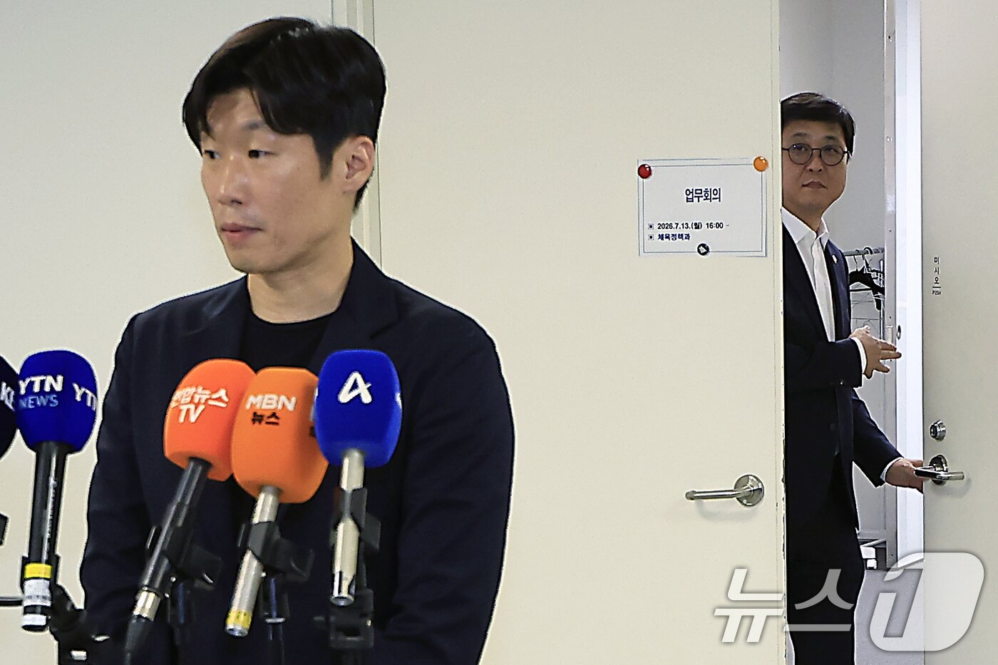 본문 이미지 - 최휘영 문화체육관광부 장관이 13일 오후 서울시 종로구 국립현대미술관 사무동에서 열린 K-축구 혁신위원회 2차 회의를 마친 뒤 브리핑 중인 박지성 K-축구혁신위원회 공동위원장을 보고 있다. 2026.7.13 ⓒ 뉴스1 박정호 기자