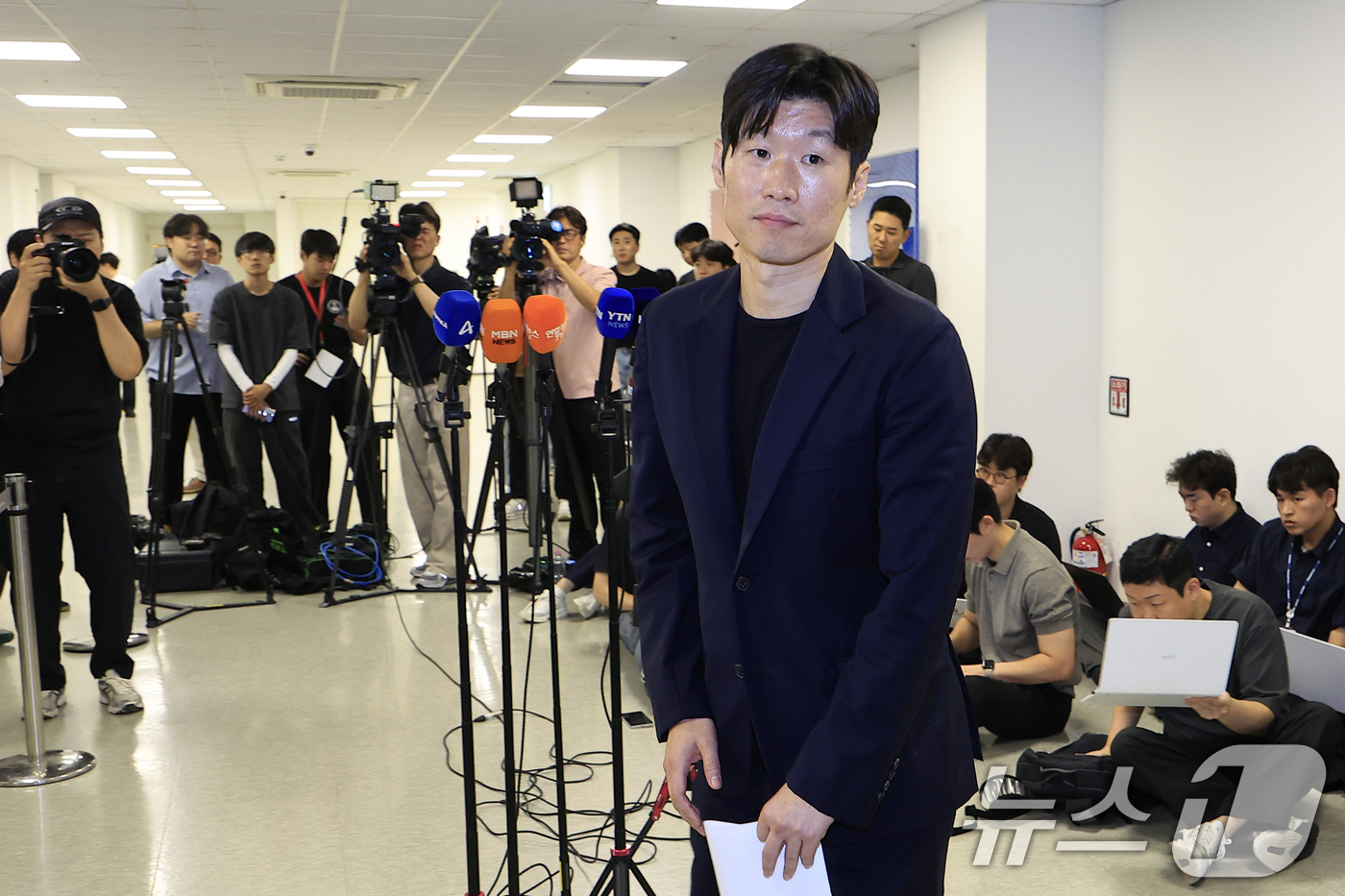 (서울=뉴스1) 박정호 기자 = 박지성 K-축구혁신위원회 공동위원장이 13일 오후 서울시 종로구 국립현대미술관 사무동에서 열린 K-축구 혁신위원회 2차 회의 브리핑을 마친 뒤 다시 …