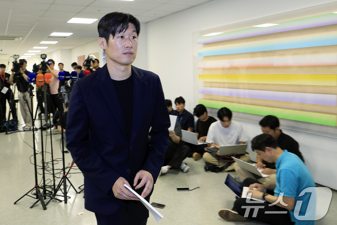 (서울=뉴스1) 박정호 기자 = 박지성 K-축구혁신위원회 공동위원장이 13일 오후 서울시 종로구 국립현대미술관 사무동에서 열린 K-축구 혁신위원회 2차 회의 브리핑을 마친 뒤 다시 …
