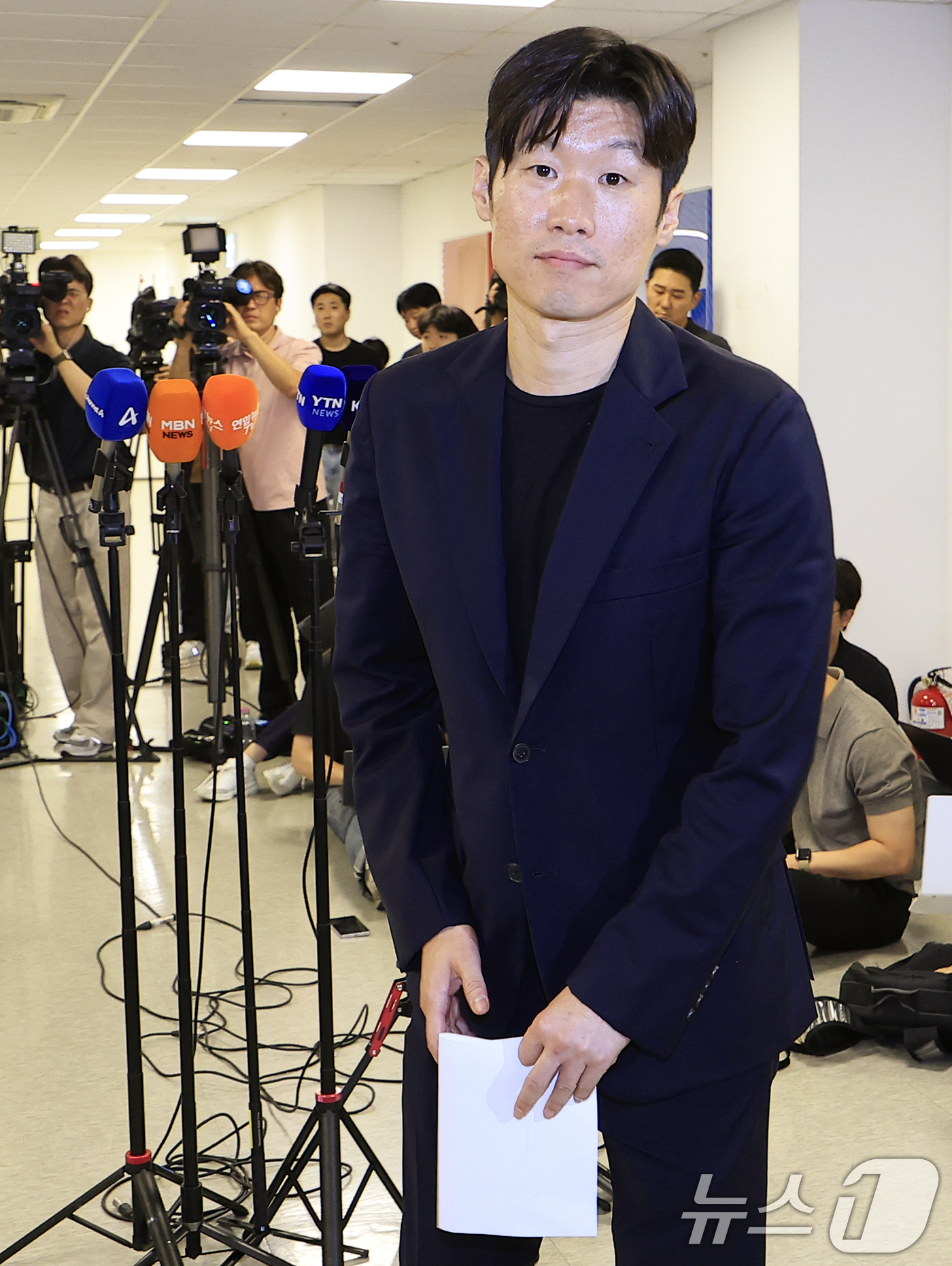 (서울=뉴스1) 박정호 기자 = 박지성 K-축구혁신위원회 공동위원장이 13일 오후 서울시 종로구 국립현대미술관 사무동에서 열린 K-축구 혁신위원회 2차 회의 브리핑을 마친 뒤 다시 …