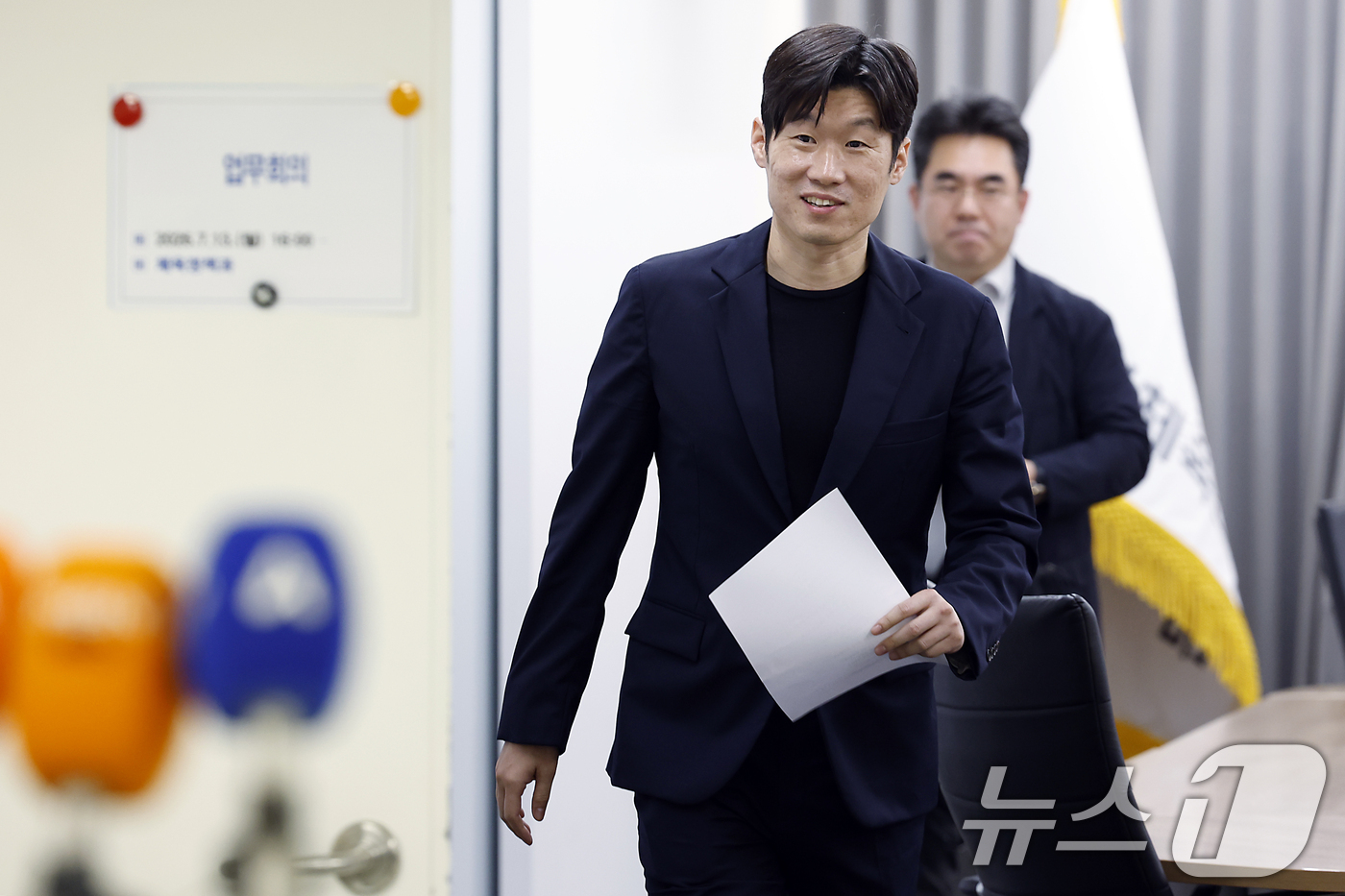 (서울=뉴스1) 박정호 기자 = 박지성 K-축구혁신위원회 공동위원장이 13일 오후 서울시 종로구 국립현대미술관 사무동에서 열린 K-축구 혁신위원회 2차 회의 브리핑을 위해 회의장을 …