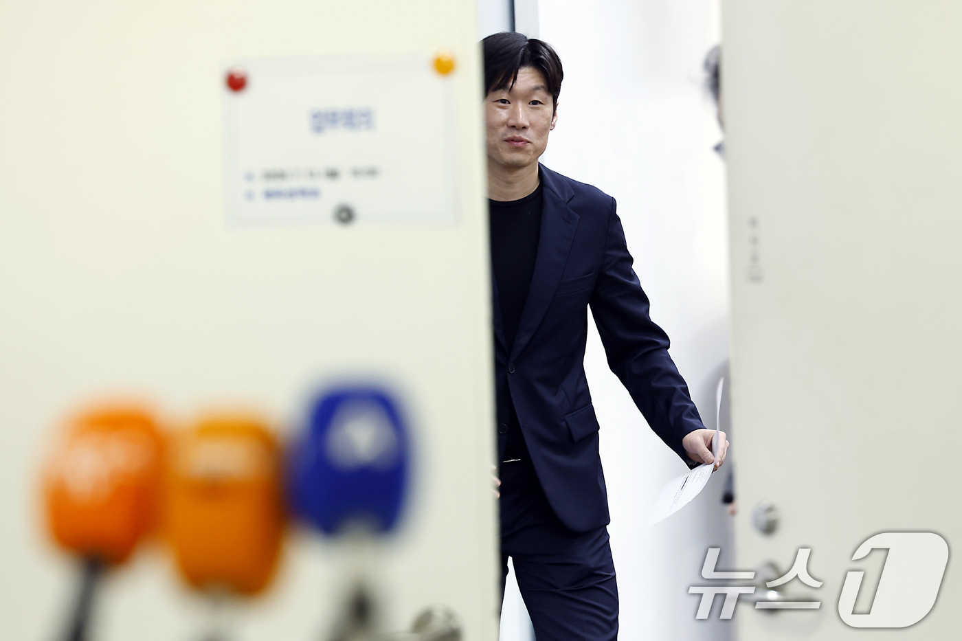 (서울=뉴스1) 박정호 기자 = 박지성 K-축구혁신위원회 공동위원장이 13일 오후 서울시 종로구 국립현대미술관 사무동에서 열린 K-축구 혁신위원회 2차 회의 브리핑을 위해 회의장을 …