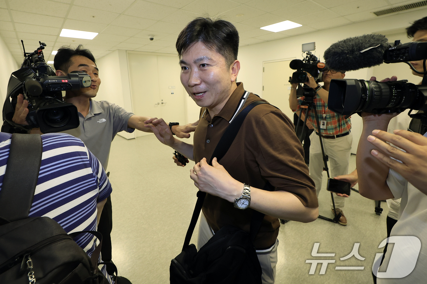 (서울=뉴스1) 박정호 기자 = 유승민 K-축구혁신위원회 공동위원장(대한체육회장)이 13일 오후 서울시 종로구 국립현대미술관 사무동에서 열린 K-축구 혁신위원회 2차 회의 중간 다 …